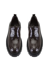 Bruine leren loafers met een glanzende afwerking, een gewatteerde tong en een dikke zwarte rubberen zool. Heeft een uitsnijding ontwerp op de voorkant.