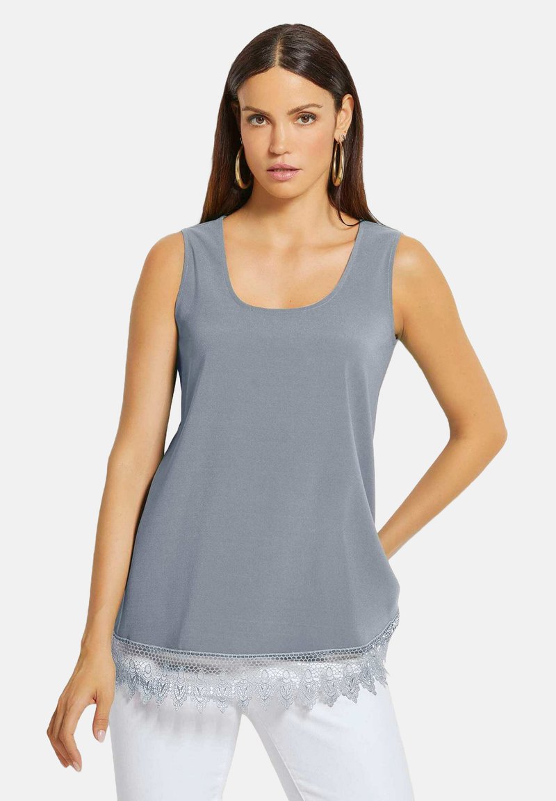 Graues ärmelloses Oberteil mit Rundhalsausschnitt, lockerer Passform und dekorativem Spitzenrand am Saum. Glatte Textur mit weichem Finish.