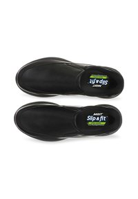 Czarne buty wsuwane z gładkiej skórzanej cholewki, zaokrąglonym czubkiem i wyściełanymi wkładkami. Zawierają oznaczenie "Slip & Fit" wewnątrz.