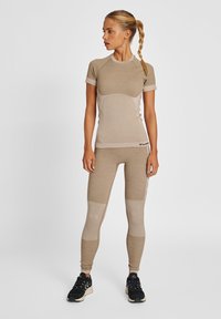 Hummel HMLCLEA SEAMLESS TIGHT  - Sport T-shirt - grey, brown