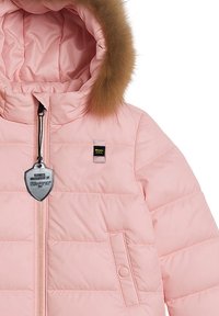 Giacca puffer rosa chiaro con cappuccio foderato in pelliccia sintetica, cuciture orizzontali, chiusura con zip e un emblema decorativo sulla zip.