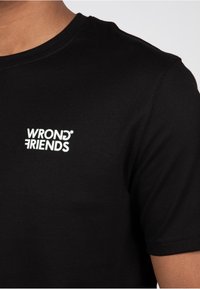 Wrong Friends MALDIVES  - Triko s potiskem - black