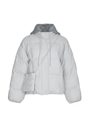 Hellgraue gesteppte Jacke mit angenähter gesteppter Kapuze und einer kleinen Crossbody-Tasche, die diagonal vorne getragen wird.