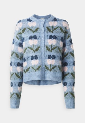 Ljusblå cardigan med blommönster i rosa och marinblått. Mjuk textur, ribbade muddar och nederkant, med fem knappar framtill.