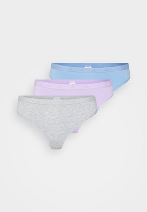 Tre par med dame truser i grå, lavendel og blå, stablet overlappende med elastiske midjebånd på en enkel hvit bakgrunn.