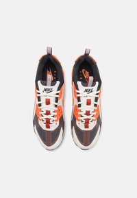 Nike Sportswear AIR MAX 90 DRIFT - Sapatilhas - phantom/safety orange/dark smoke grey