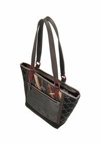 Tasche in Dunkelgrau mit einem gemusterten Seitenpanel und einer glatten Textur. Verfügt über doppelte Tragegriffe und rote Metallakzente.