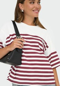 Gestreepte T-shirt in wit en bordeauxrood, met korte mouwen en een losse fit. Inclusief een versierde detail en gecombineerd met een zwarte schoudertas.