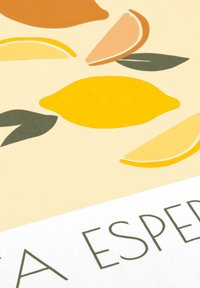 Bunte Illustrationen von Zitronen- und Zitrusscheiben auf einem sanften beigen Hintergrund, unten mit strukturiertem weißen Text. Glatte, matte Oberfläche.