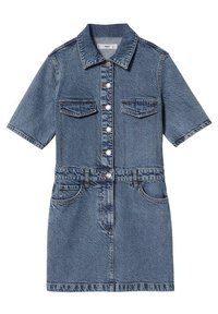 Robe chemise en denim, bleu clair, manches courtes, col, boutons sur le devant, deux poches poitrine, cintrée à la taille, tissu texturé, longueur au genou.