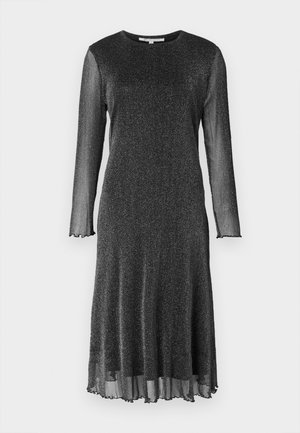 Robes noires à manches longues en tissu scintillant avec une texture douce. Présente un col rond et un ourlet évasé à volants.