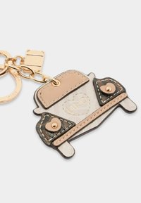 Portachiavi con design a forma di auto realizzato in pelle multicolore, con hardware dorato, cuciture intricate e un dettaglio a forma di cuore sulla parte frontale.