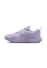 Baskets de sport violettes avec une tige en maille, accents bleu clair et semelle texturée. Elles disposent d'un talon rembourré et d'une languette pour un enfilage facile.