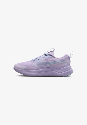 Zapatilla atlética morada con parte superior de malla, acentos azul claro y suela texturizada. Presenta un talón acolchado y una lengüeta para facilitar el calzado.