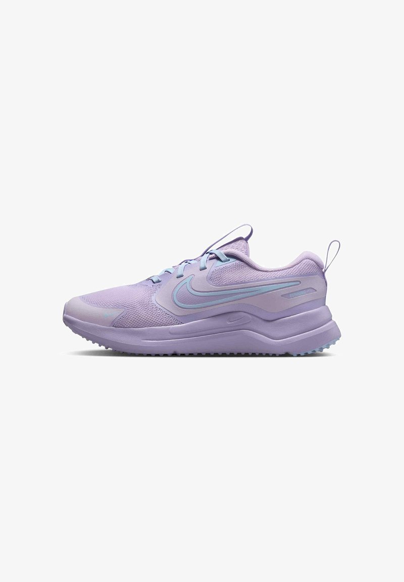 Baskets de sport violettes avec une tige en maille, accents bleu clair et semelle texturée. Elles disposent d'un talon rembourré et d'une languette pour un enfilage facile.