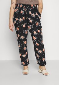Pantaloni negri cu flori, dotati cu un brau elastic, avand flori portocalii si albastre. Sunt conici, cu buzunare laterale. Purtați cu sandale bej cu toc bloc.