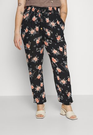 Pantaloni neri a fiori con vita elastica, caratterizzati da fiori arancioni e blu. Hanno una vestibilità tapered con tasche laterali. Indossati con sandali beige con tacco a blocco.