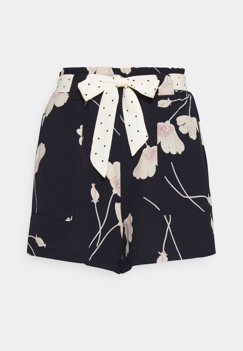 Shorts bleu marine avec un motif floral en rose clair et crème, munis d'une ceinture blanche à pois nouée en nœud, et deux poches latérales.