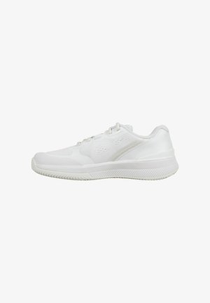 Witte sportieve schoenen van gaas en synthetische materialen, met een afgeronde neus, vetersluiting, gestructureerde zool en een minimalistisch ontwerp.