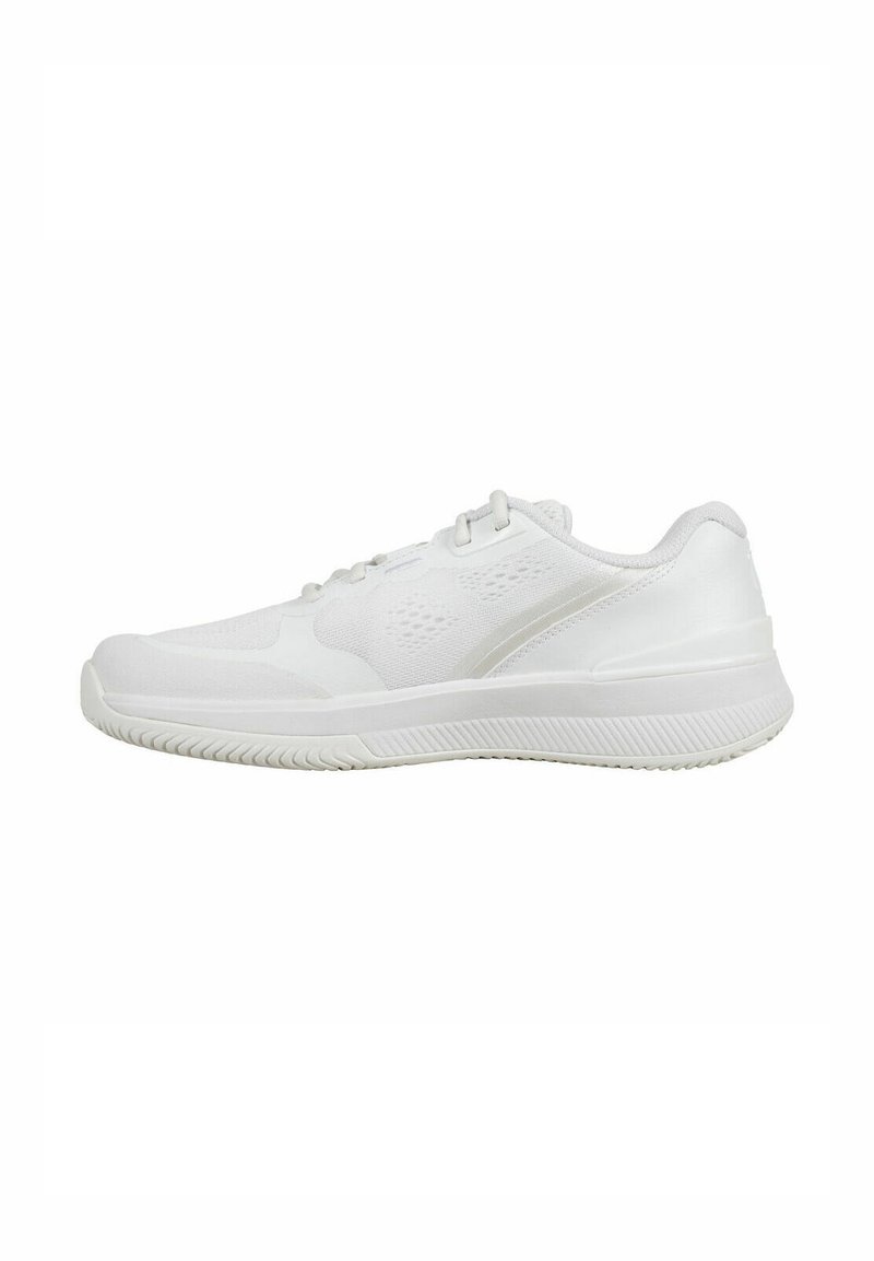 Scarpe da ginnastica bianche realizzate in materiali mesh e sintetici, con punta rotonda, chiusura con lacci, suola texturizzata e design minimalista.