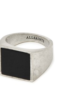 Sølvring med en sort firkantet accent. Har en tekstureret overflade og indgraveret "ALLSAINTS" på den indre band. Geometrisk design.