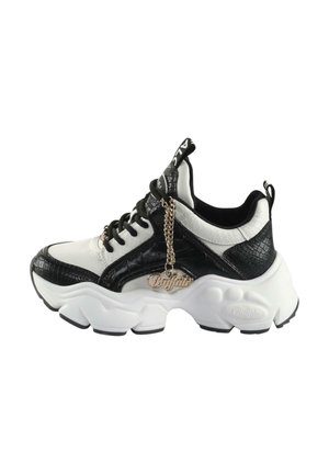 Baskets chunky avec un schéma de couleurs noir et blanc. Présentent un revêtement en cuir noir texturé, une semelle épaisse blanche et un charme de marque en métal.