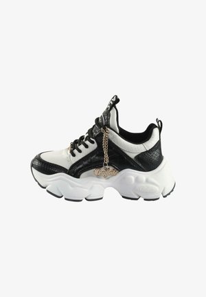 Chunky sneakers med et sort og hvidt farveskema. Har et struktureret sort læderoverlag, tyk hvid sål og en metal mærkecharms.