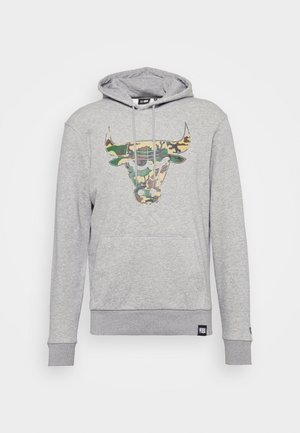 Graues Kapuzen-Sweatshirt mit Kängurutasche vorne und Tarnfleck-Stierkopf-Grafik auf der Brust, NBA-Logo-Etikett am Saum.