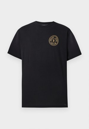 Czarny t-shirt z krótkim rękawem z małym, złotym okrągłym logo "Versace Jeans Couture" na lewej piersi.