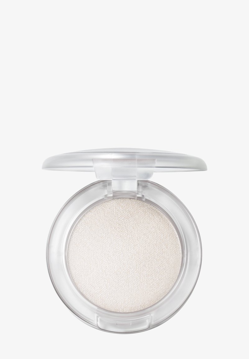 Compact avec poudre blanche translucide et couvercle en plastique transparent ouvert sur un fond blanc uni.