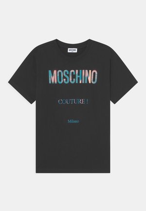Sort Moschino T-shirt med "MOSCHINO" i store farverige bogstaver, "COUTURE!" nedenunder, og "Milano" trykt i mindre blå tekst.