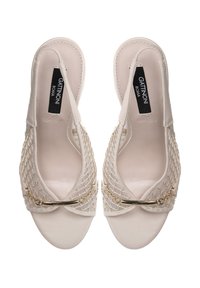Valkoiset nahkaiset slingback-kengät, joissa on kudottu narukuvio. Kultaista metallia yksityiskohtia ja pyöreä varvasosa. Taipuisa pinta ja tasainen pohja.