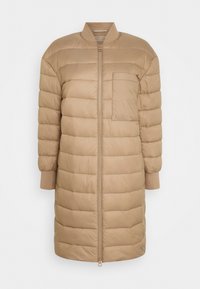 Prošívaná béžová dlouhá bunda s předním zipem, žebrovanými manžetami a kapsou na hrudi. Hladká textura a vodorovný prošit�ý vzor.