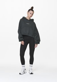 Pegador SKEI LOGO OVERSIZED CROPPED HOODIE - Felpa - washed sage green