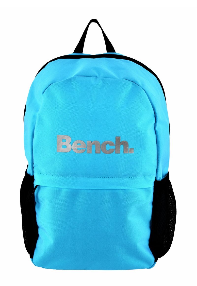 Jasnoniebieski plecak z srebrnym logo "Bench." , wyściełana konstrukcja, czarne siateczkowe boczne kieszenie i uchwyt na górze dla łatwego przenoszenia.