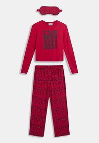 Piros kényelmi ruha szett, amely tartalmaz egy hosszú ujjú felsőt fekete "I'VE BEEN SOOO GOOD" felirattal, mintás nadrágot és egy hozzáillő szemmaszkot.