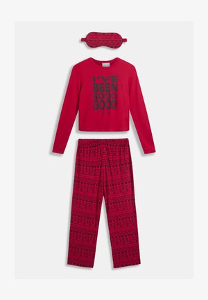 Piros kényelmi ruha szett, amely tartalmaz egy hosszú ujjú felsőt fekete "I'VE BEEN SOOO GOOD" felirattal, mintás nadrágot és egy hozzáillő szemmaszkot.