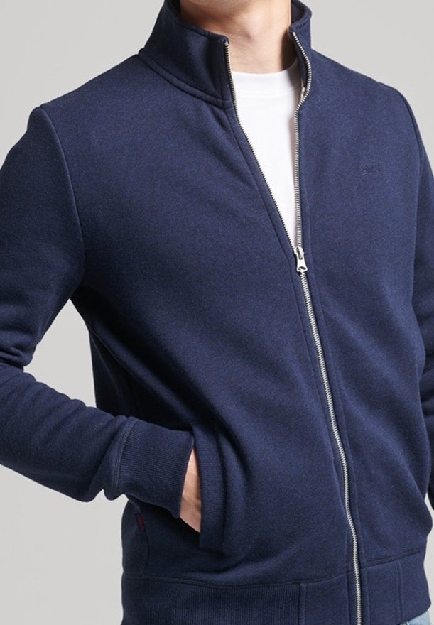 Felpa zip-up blu navy realizzata in morbido tessuto, con colletto alto, zip frontale e tasche laterali. Design minimalista con polsini a coste.