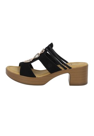 Schwarze Rutsch-Sandale mit dekorativen goldenen Akzenten, offener Zehenbereich, Plattformsohle und strukturiertem braunem Absatz. Verfügt über ein ausgeschnittenes Design und flexible Riemen.