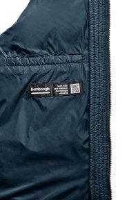 Doudoune marine à la texture lisse, dotée d'une poche latérale et d'une étiquette avec un code QR détaillant la marque "Bomboogie".