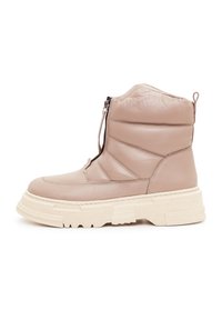 Botas de cuero de color beige claro, con suela gruesa y hasta la rodilla, con costuras diagonales y una cremallera lateral. Suela texturada para mayor agarre.