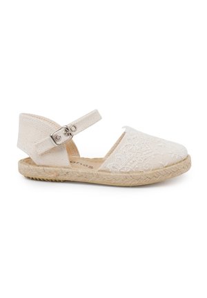 Witte espadrille schoen met kantdetails, van canvasmateriaal, verstelbare enkelriem en jute-gewikkelde zool. Rond toel ontwerp.
