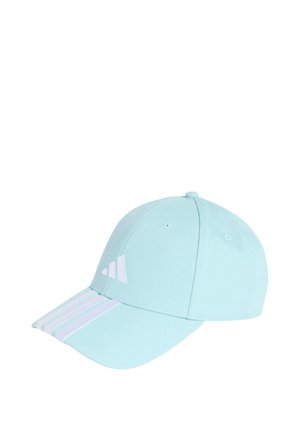 Hellblaue Baseballkappe mit gebogenem Schirm, mit drei weißen Streifen auf dem Schirm und einem weißen dreieckigen Logo auf dem Frontpanel.