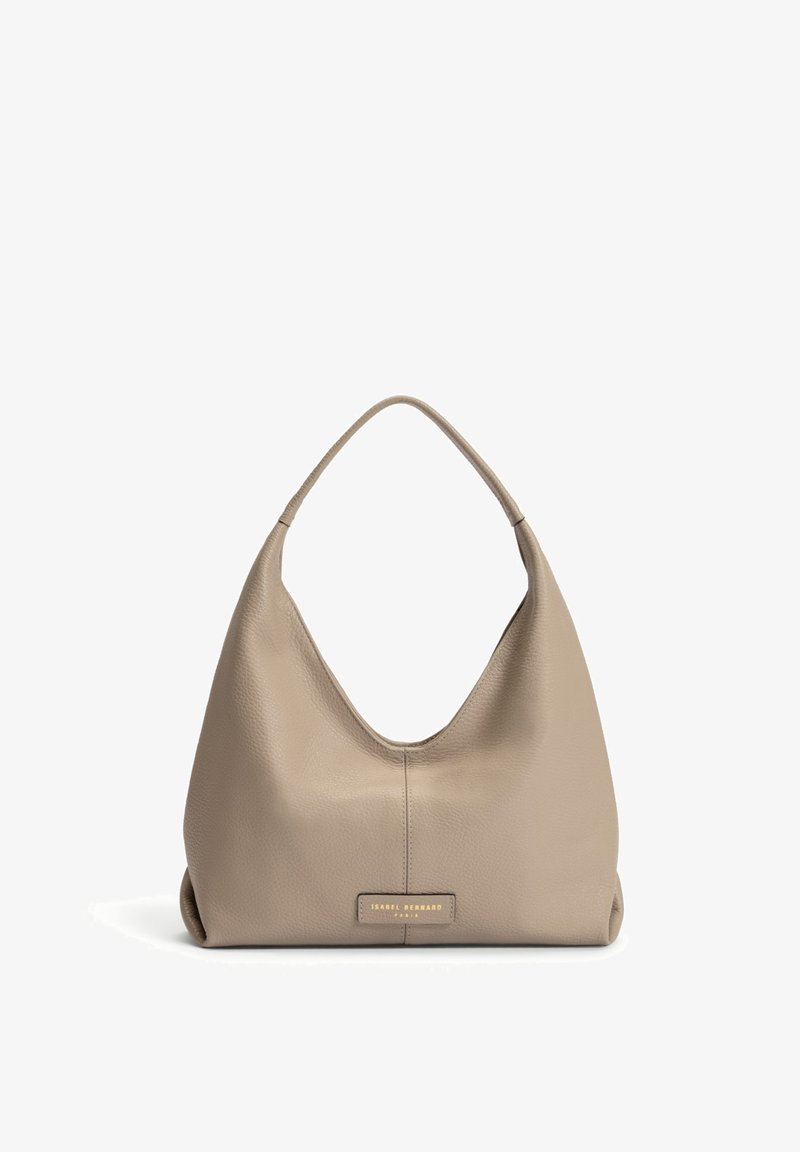 Sac à épaule en cuir de couleur beige clair avec une texture lisse, une silhouette incurvée et un fond plat. Présente une plaque logo dorée à l'avant.