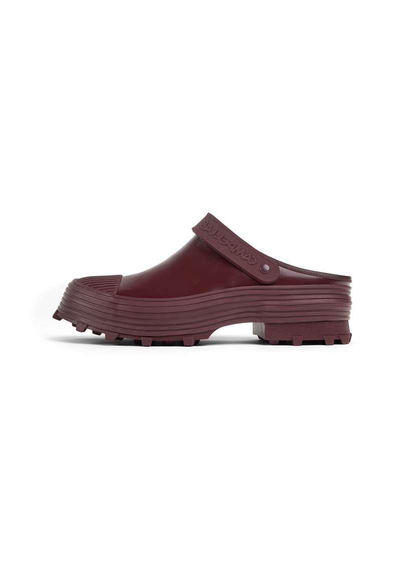 Burgundy Gummi-Clogs mit strukturiertem Obermaterial, robuster profilierter Sohle und einem Riemen mit geprägtem Detail am Knöchel.