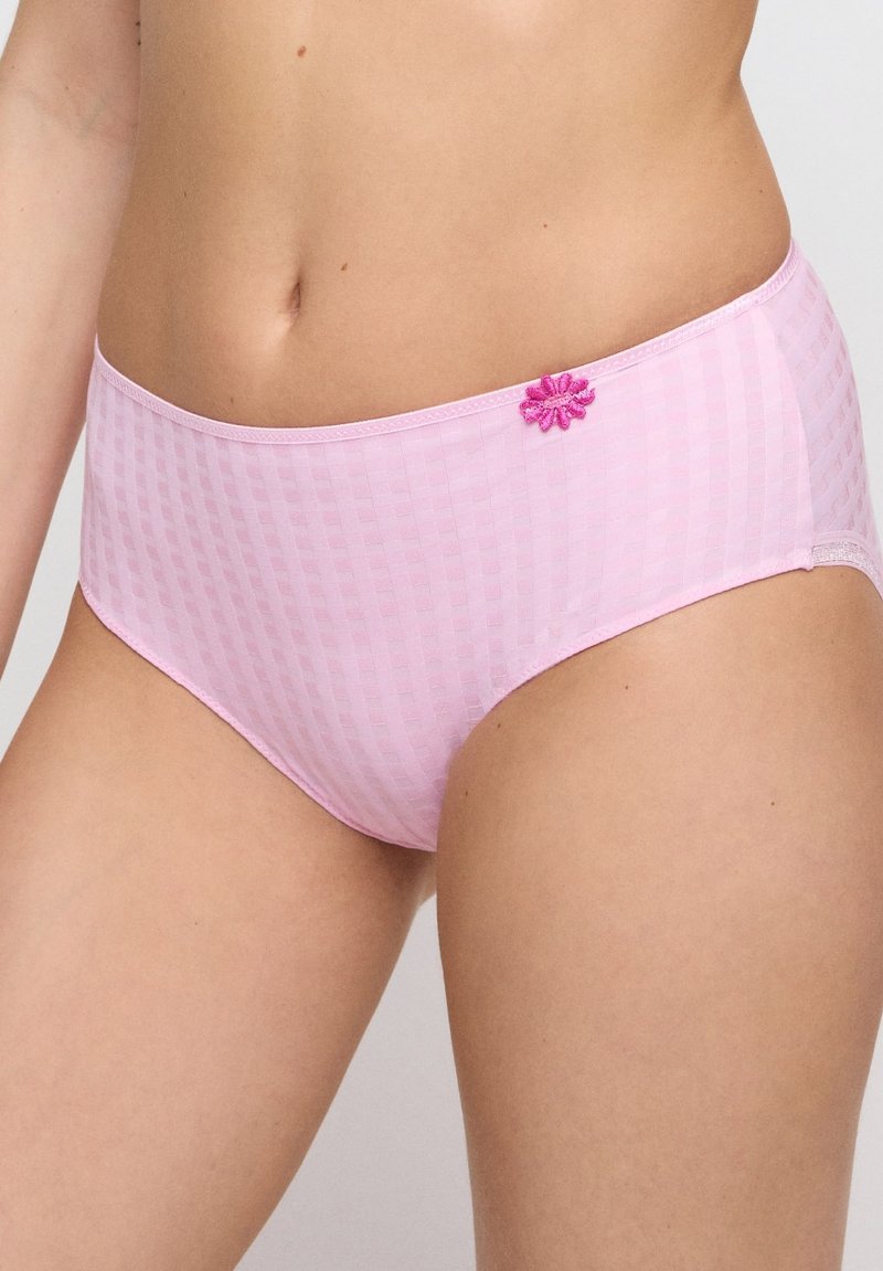 Ljust rosa hipsterunderkläder med ett strukturerat rutmönster, med en liten rosa blommiga broderi på den främre midjebandet.