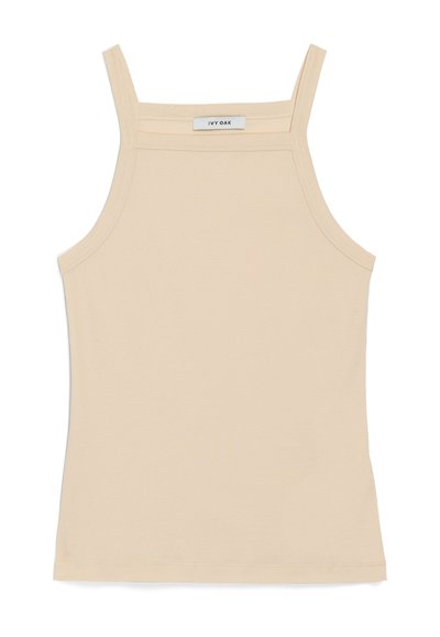 Top tank color beige chiaro realizzato in un tessuto morbido ed elasticizzato. Presenta spalline sottili e un design semplice, aderente, senza motivi o abbellimenti.