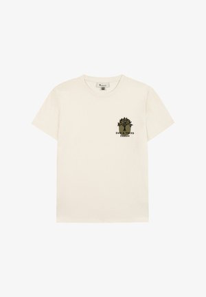 T-shirt à manches courtes couleur crème avec un petit motif d'arbre et de soleil, et le texte « SUN & TREES FAGUO » sur le côté gauche de la poitrine.