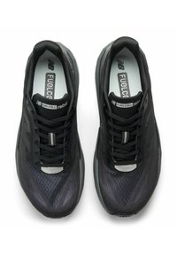 Schwarze Sportschuhe mit einem atmungsaktiven Obermaterial aus Mesh, Schnürdesign, strukturiertem Muster und gepolsterter Sohle für Unterstützung. Silberne Akzente an der Zunge.