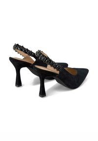 Schwarze Wildleder-Slingbacks mit spitzen Zehen, stabilen Absätzen und dekorativen schwarzen Perlenakzenten entlang des Riemens. Glatte Textur.